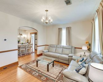 5 Mi to Hersheypark Family Home with Game Room - Annville - Living room