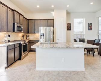 Meticulously-maintained 3-BR Townhouse w/ Backyard ~ Double-Story! - Richmond - Kitchen