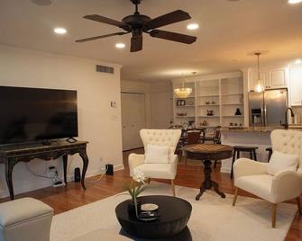 Fully Furnished Corporate Housing in Prestigious Myers Park Area Charlotte, NC - Charlotte - Salon