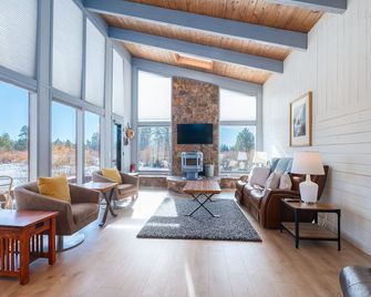 Riverfront Retreat / Hot Tub / Private Dock / Pet Friendly - La Pine - Living room