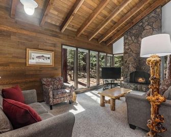 Private Hot Tub and EV charger -- Partridge Foot Cabin at Black Butte Ranch - Sisters - Living room