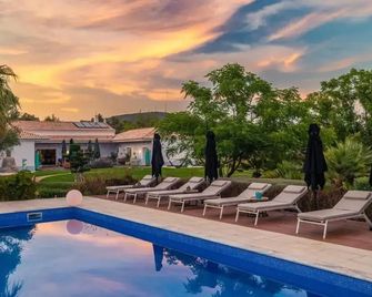SeedsofSilence boutique hotel and retreat centre - Quelfes - Басейн