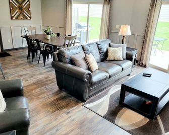 Year Round Okoboji Vacation Rental At Bridges Bay Resort! - Arnolds Park - Living room