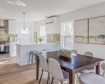 Trestle Trail Hideaway! A stylish, centrally-located home along the Rail Trail! - Rosendale - Comedor