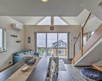 Walk to Beach! Chic Yachats Gem with Private Balcony - Yachats - Schlafzimmer