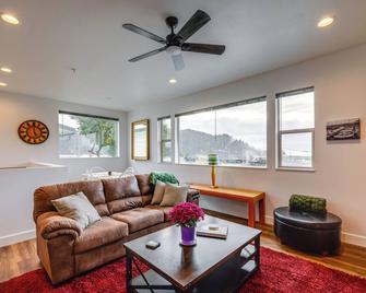 Walk to Marina: Tillamook Bay Apt w/ Water Views! - Garibaldi - Sala de estar