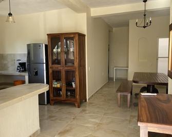 Beautiful apartments only three blocks away from the beach and plaza! - Pérula - Essbereich