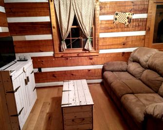Cozy Country Cabin - Hot Tub + Outdoor Charm - Kodak - Living room