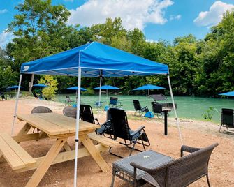 A Glamping Getaway near Kingsbury, Texas - Tranquil Safari Tent on the San Marcos River - Kingsbury - Patio