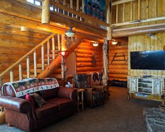 Wind River Country/Yellowstone retreat at Spruce Lodge - Dubois - Living room