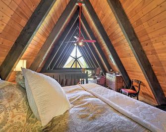 Irwin A-Frame Cabin w/ Deck & Mountain Views! - Irwin - Kamar Tidur