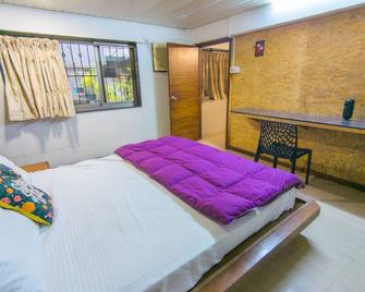 Bollywood Themed 1bhk Apartment In Lonavala - Lonavala - Bedroom