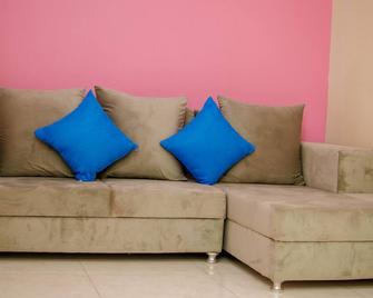 Private rooms with private toilets. Each unit has two bedrooms. - Sansibar - Wohnzimmer