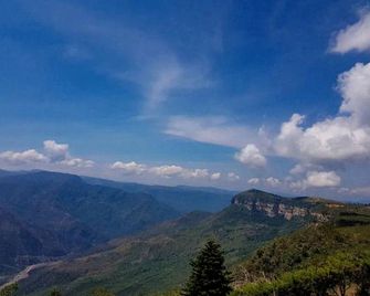 Mountaintop Glamping Dome for a Romantic Getaway in Santander, Colombia - Los Santos - Vista del exterior