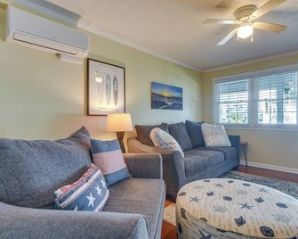 Steps to Ocean North Myrtle Beach Condo with Porch! - North Myrtle Beach - Sala de estar