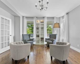 Classy Estate with Views + Walk to the Neat Café (10 min to Calabogie!) - Renfrew - Sala de estar