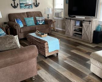 Spacious Cottage Close To Beach - Lexington - Living room