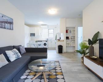Lotus Stay Manly Apartment 29B - Manly - Living room
