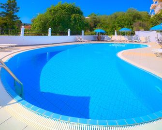 Louvre Hotel - Gouvia - Piscina