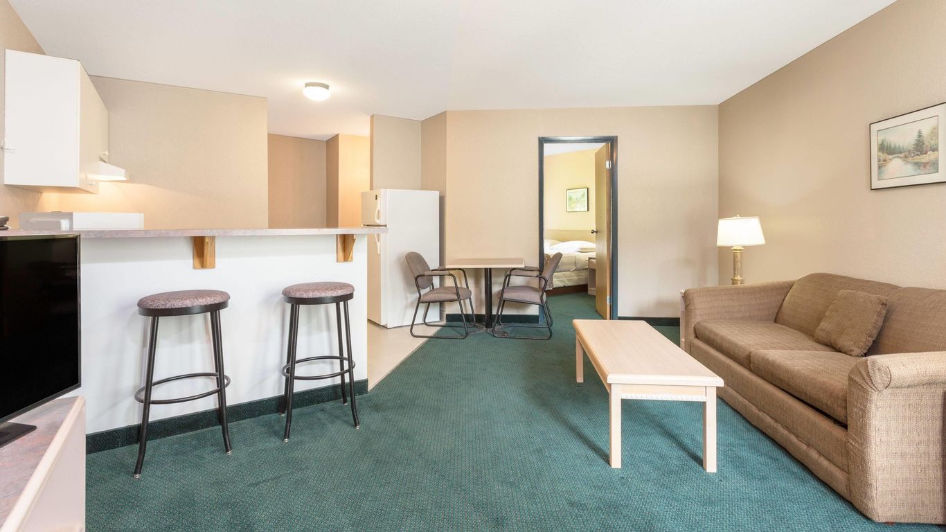 Super 8 by Wyndham Golden