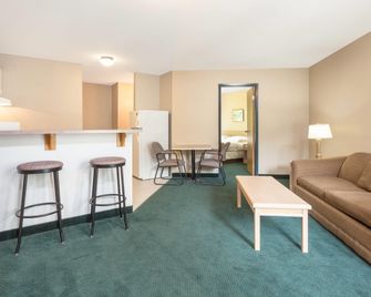 Super 8 by Wyndham Golden - Golden - Kamar Tidur