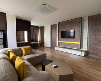 Mutiara Merdeka Hotel - بيكانبارو - غرفة معيشة