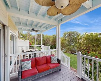 Charming townhome with ocean views, an open porch & steps from the water - Duck Key - Balcón
