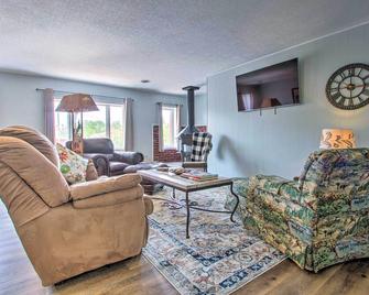 Charming Choteau Apartment Central Location! - Choteau - Sala de estar