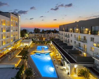 Anemi Hotel & Suites - Pafos - Svømmebasseng