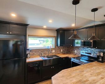 Bed & Breakfast , sleeps 8, 4 bed/4 bath boasting water views from all rooms - Verona - Kitchen