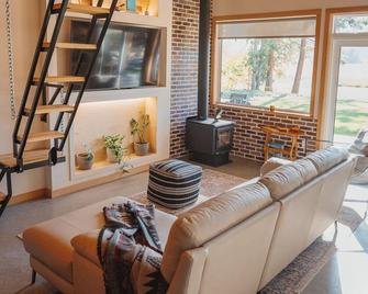 Cozy chalet among the trees. Enjoy a quiet retreat near town and attractions! - Enderby