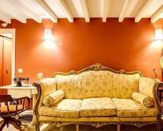 Luxa Charm House | Quarto 5 | Self Check-In Online - Sintra - Living room