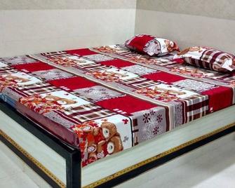 سري جورو سانيدي إيه بدجيت لاكشري لودج - Mantralayam - غرفة نوم