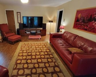 Relax at this Private, Peaceful, Dog-Friendly Ecohouse in the Woods. - Lowell - Living room