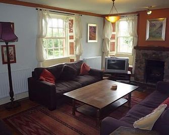 Traditional Family Friendly Farmhouse Cottage - Sleeps 8 - Holmrook - Living room