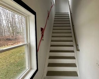 The Artist’s Loft- Peaceful 1-Bedroom Apartment In Lovely Red Hook With Ac, Wifi - Red Hook - Escaleras