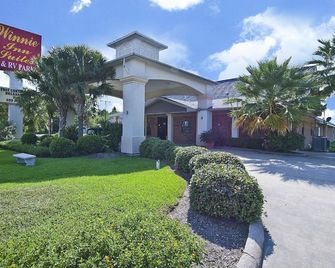 Winnie Inn & Suites - Winnie - Building