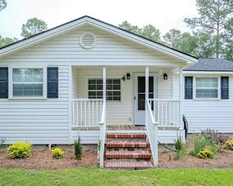 Cozy Cottage close to everything; Newly renovated with state of art appliances. - Savannah - Bygning