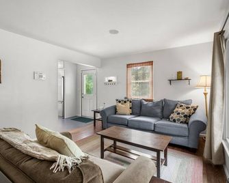 10 BEDS in 4 BR! Quiet comforts in the city. - Minneapólis - Sala de estar