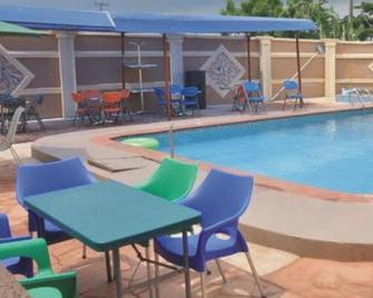 Sheriffyt Royale Hotel and Suites - Ikorodu - Piscina