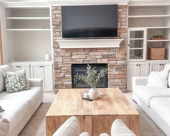 Serene Suburban Retreat with Hot Tub next to the Super Rink, 3M Open and USA Cup - Lino Lakes - Living room