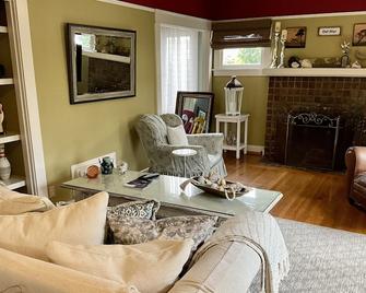 Charming Beach Cottage with Ocean Views: 5-minute walk from beach & shops - Del Mar - Living room