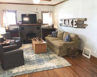 Three Blocks To The Lake! 4 Bedroom House With Two Stall Garage Sleeps 8 - Clear Lake - Wohnzimmer
