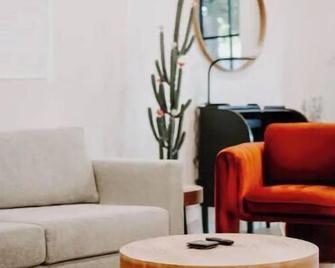 Saguaro At Cactus Flower-Hot Tub-Pet Friendly-No Pet Fees! - Albuquerque - Living room