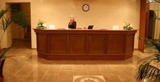 Shery Holl - Rostov ved Don - Receptionist