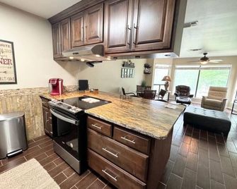 Comal River Condo 323 | Comal Riverfront | Remodeled - Spring Branch - Cocina