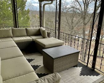 Hill House with hot tub and Private Lake access - Sulphur - Balcón