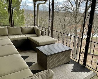 Hill House with Private Lake access - Sulphur - Balcón