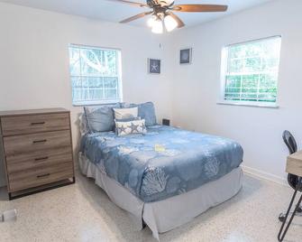Charming home with hot tub, minutes from the beach - Vero Beach - Bedroom