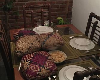 Villa25 Homestay free pick up from the centre - Kandy - Dining room